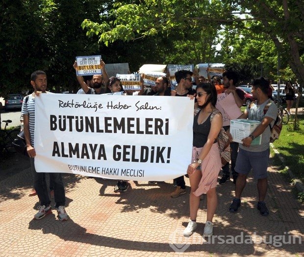 Üniversitede Darth Vader ve Jon Snow'lu eylem