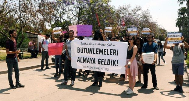 Üniversitede Darth Vader ve Jon Snow'lu eylem