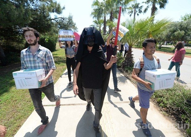 Üniversitede Darth Vader ve Jon Snow'lu eylem