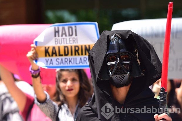 Üniversitede Darth Vader ve Jon Snow'lu eylem
