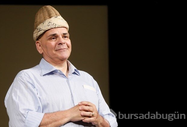 Ferhan Şensoy kavuğunu, Rasim Öztekin'e devretti