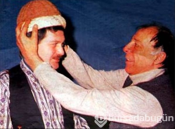 Ferhan Şensoy kavuğunu, Rasim Öztekin'e devretti