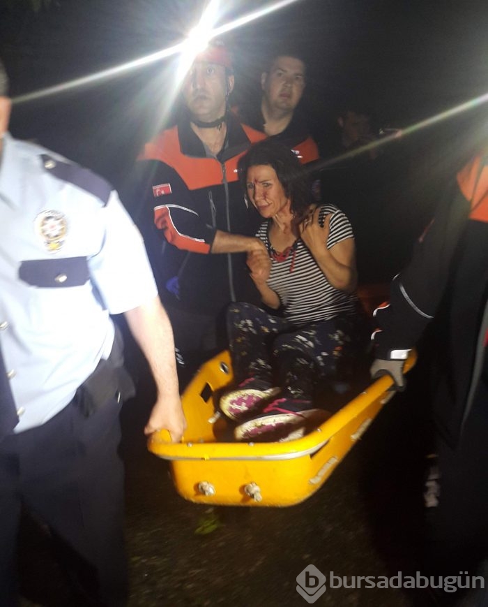 Bursa'da faciadan dönüldü! Dereye düşen 4 kişi kurtarıldı
