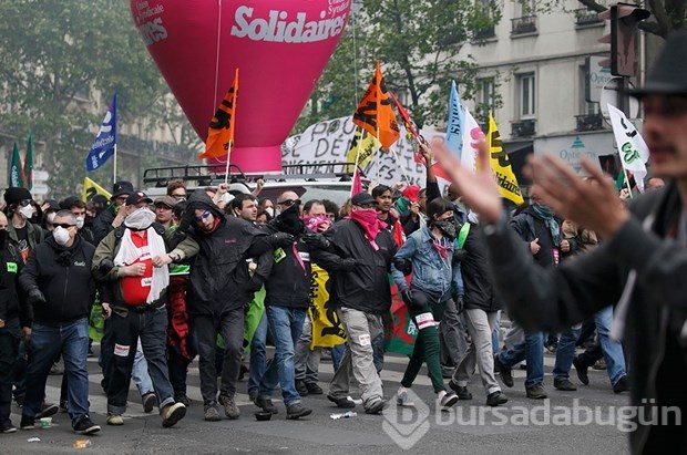 Paris'te protestocular polisle çatıştı
