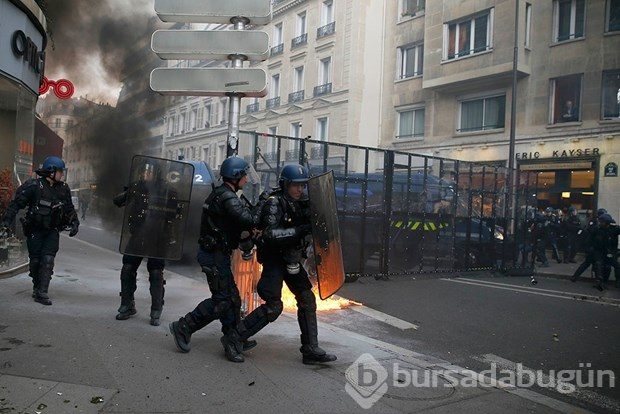 Paris'te protestocular polisle çatıştı
