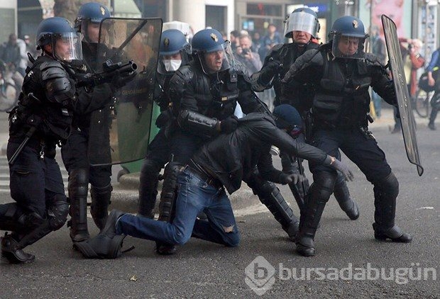 Paris'te protestocular polisle çatıştı
