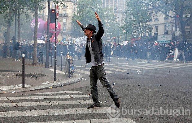 Paris'te protestocular polisle çatıştı
