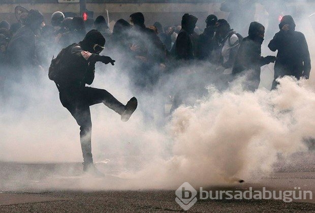 Paris'te protestocular polisle çatıştı

