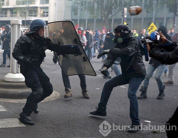 Paris'te protestocular polisle çatıştı

