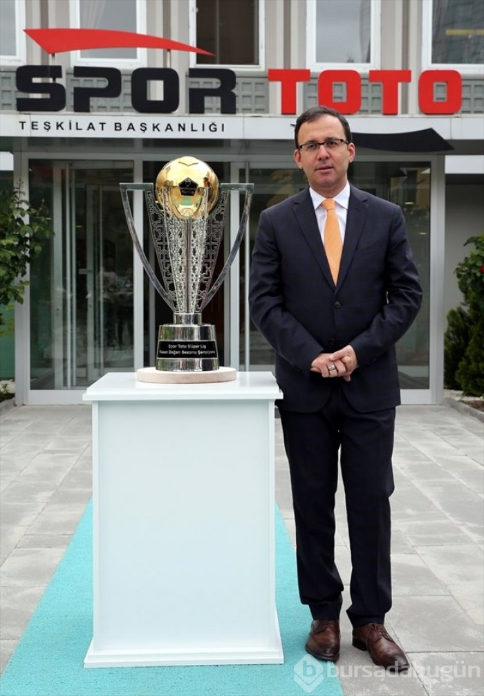 Şampiyonluk kupası görücüye çıktı
