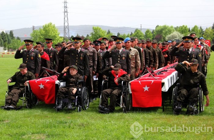 Bursa'da engelliler çakı gibi asker oldu
