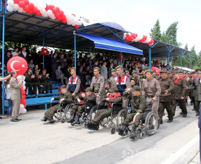Bursa'da engelliler çakı gibi asker oldu