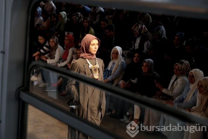 Haydarpaşa Garı'nda tesettür defilesi