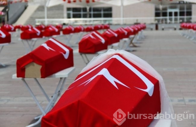 Bayrağa sarılı 150 tabutu gören şok oldu!