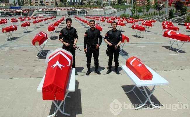 Bayrağa sarılı 150 tabutu gören şok oldu!