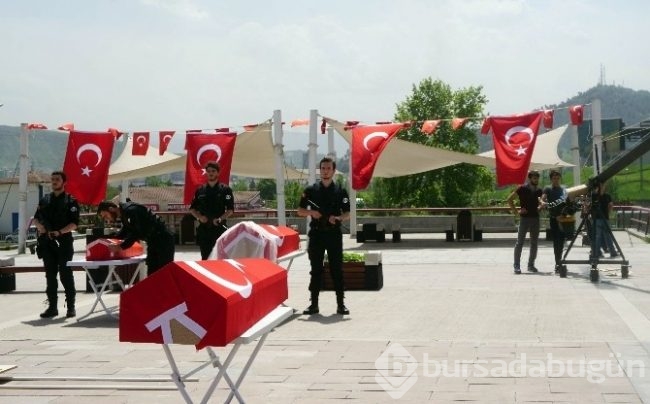 Bayrağa sarılı 150 tabutu gören şok oldu!