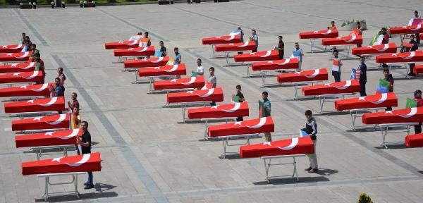 Bayrağa sarılı 150 tabutu gören şok oldu!