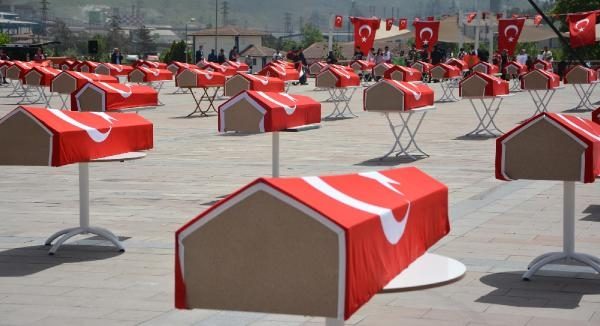 Bayrağa sarılı 150 tabutu gören şok oldu!