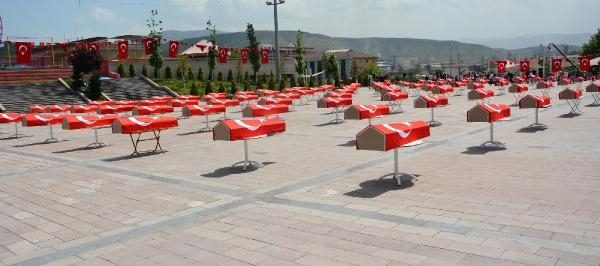 Bayrağa sarılı 150 tabutu gören şok oldu!