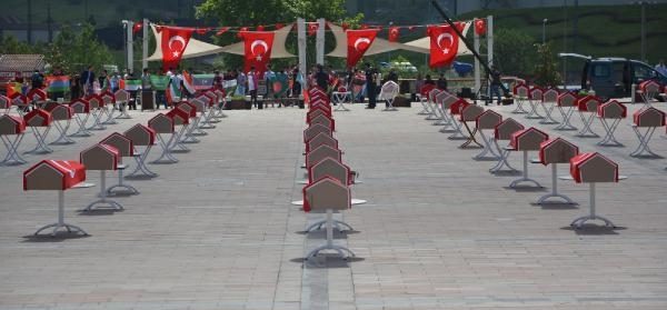 Bayrağa sarılı 150 tabutu gören şok oldu!