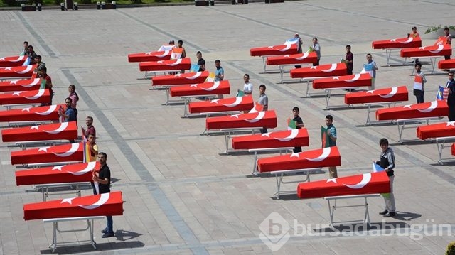Kent meydanında 150 şehit tabutu şoke etti