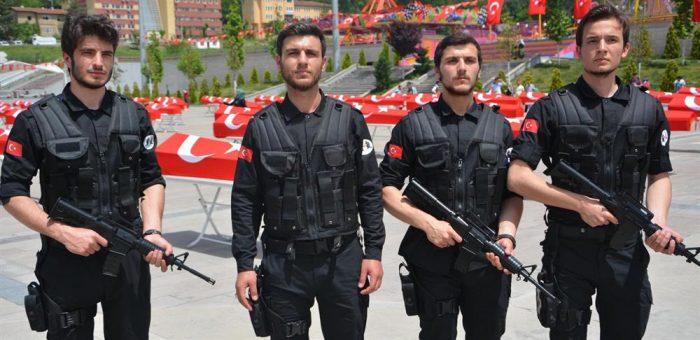 Kent meydanında 150 şehit tabutu şoke etti