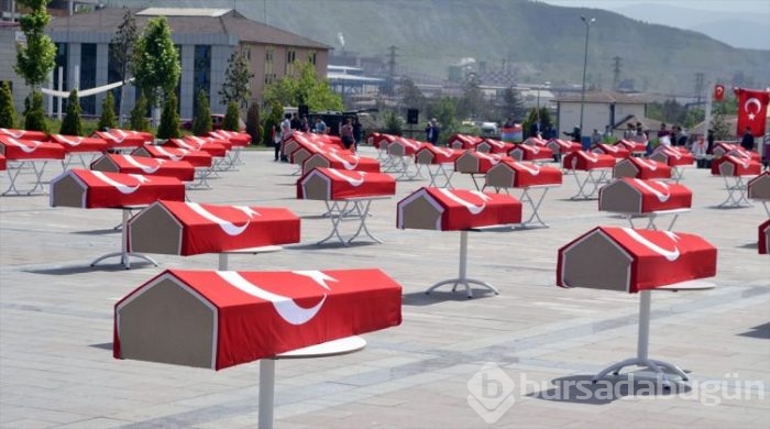 Kent meydanında 150 şehit tabutu şoke etti
