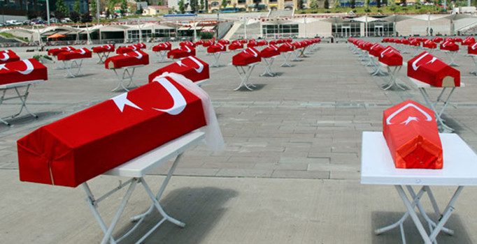 Kent meydanında 150 şehit tabutu şoke etti