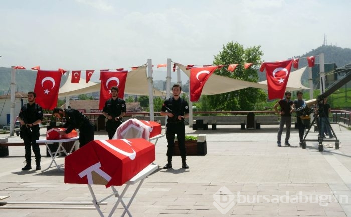 Kent meydanında 150 şehit tabutu şoke etti