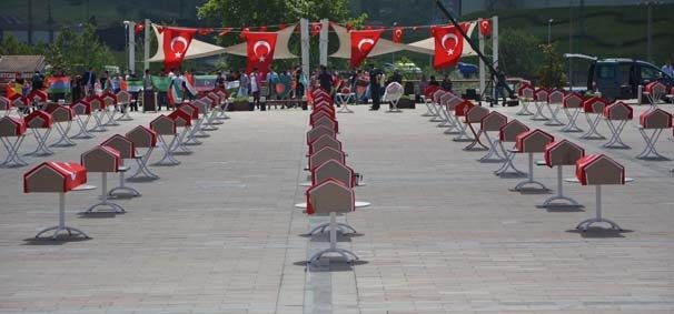 Kent meydanında 150 şehit tabutu şoke etti
