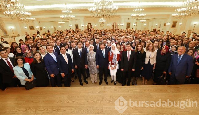 Başbakan Davutoğlu  mesai arkadaşlarıyla vedalaştı