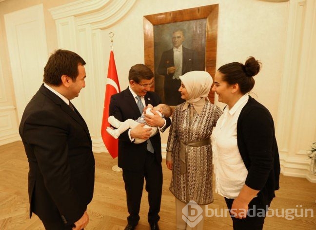 Başbakan Davutoğlu  mesai arkadaşlarıyla vedalaştı