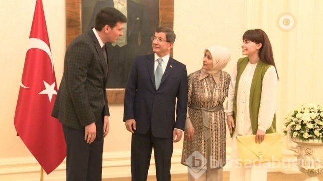 Başbakan Davutoğlu  mesai arkadaşlarıyla vedalaştı