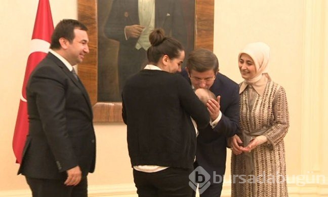 Başbakan Davutoğlu  mesai arkadaşlarıyla vedalaştı