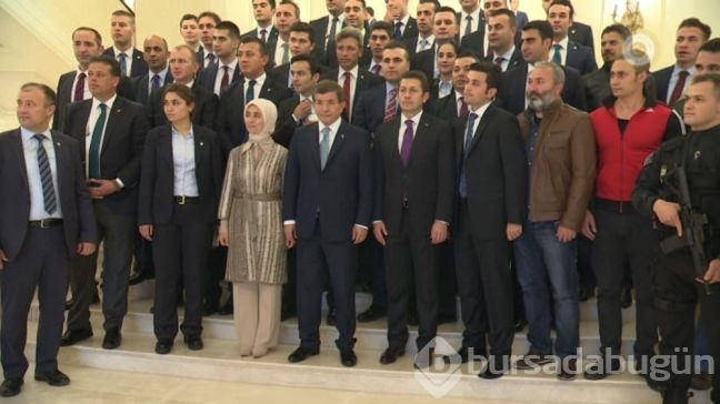 Başbakan Davutoğlu  mesai arkadaşlarıyla vedalaştı