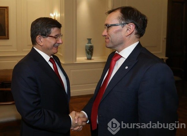 Başbakan Davutoğlu  mesai arkadaşlarıyla vedalaştı