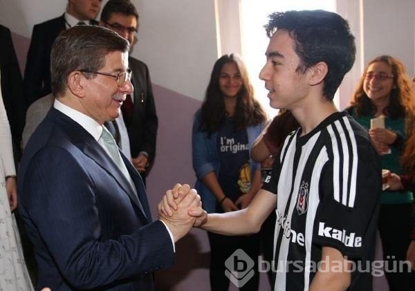 Davutoğlu'ndan ilkokul ve lise ziyareti
