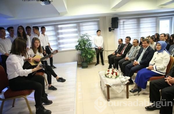 Davutoğlu'ndan ilkokul ve lise ziyareti