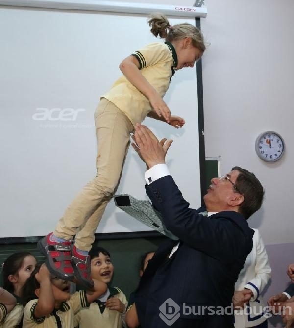 Davutoğlu'ndan ilkokul ve lise ziyareti