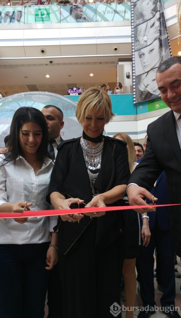 4500 fotoğraflık Filiz Akın sergisi açıldı