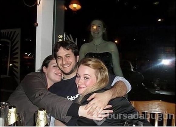 İnsanların fotoğraflarını sabote eden arka plan insanları