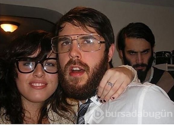 İnsanların fotoğraflarını sabote eden arka plan insanları