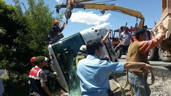 Üniversitelileri taşıyan münibüs devrildi: 1 ölü, 19 yaralı