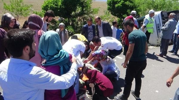 Üniversitelileri taşıyan münibüs devrildi: 1 ölü, 19 yaralı