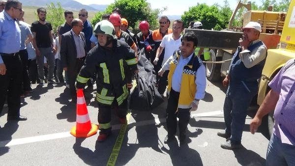 Üniversitelileri taşıyan münibüs devrildi: 1 ölü, 19 yaralı