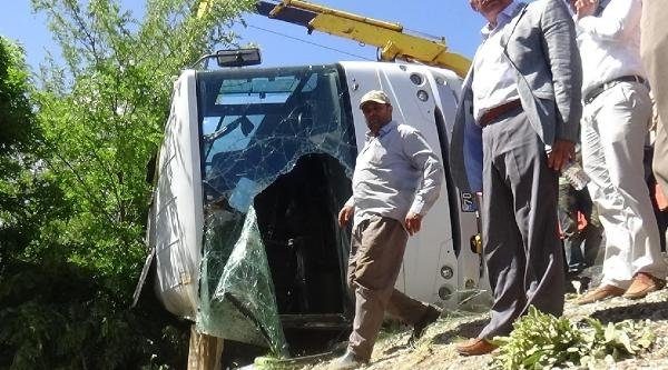 Üniversitelileri taşıyan münibüs devrildi: 1 ölü, 19 yaralı