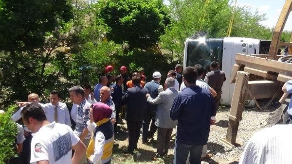 Üniversitelileri taşıyan münibüs devrildi: 1 ölü, 19 yaralı