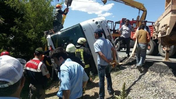 Üniversitelileri taşıyan münibüs devrildi: 1 ölü, 19 yaralı