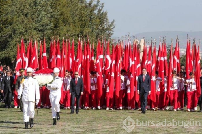 Anıtkabir'in ilk ziyaretçisi gençler oldu