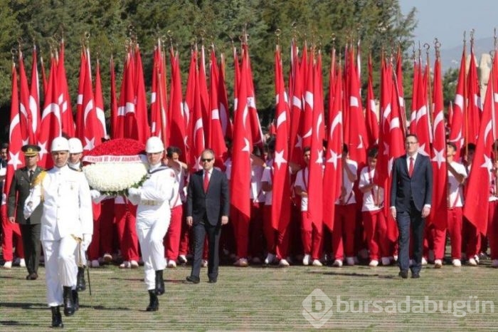 Anıtkabir'in ilk ziyaretçisi gençler oldu